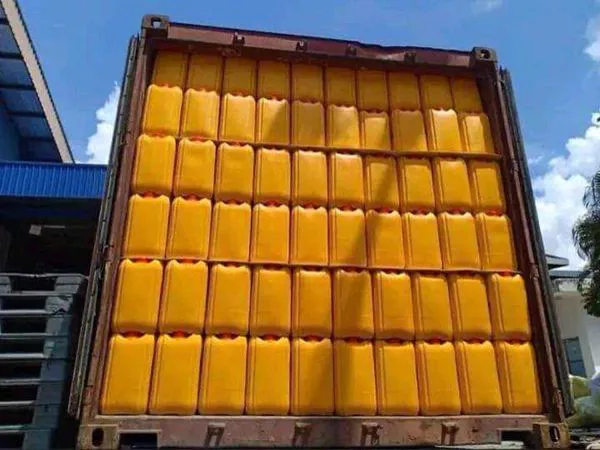 Contenedor completo con envases jerry de aceite de 20 litros