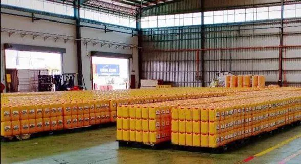 Presentaciones de aceite en envases jerry listas para distribución
