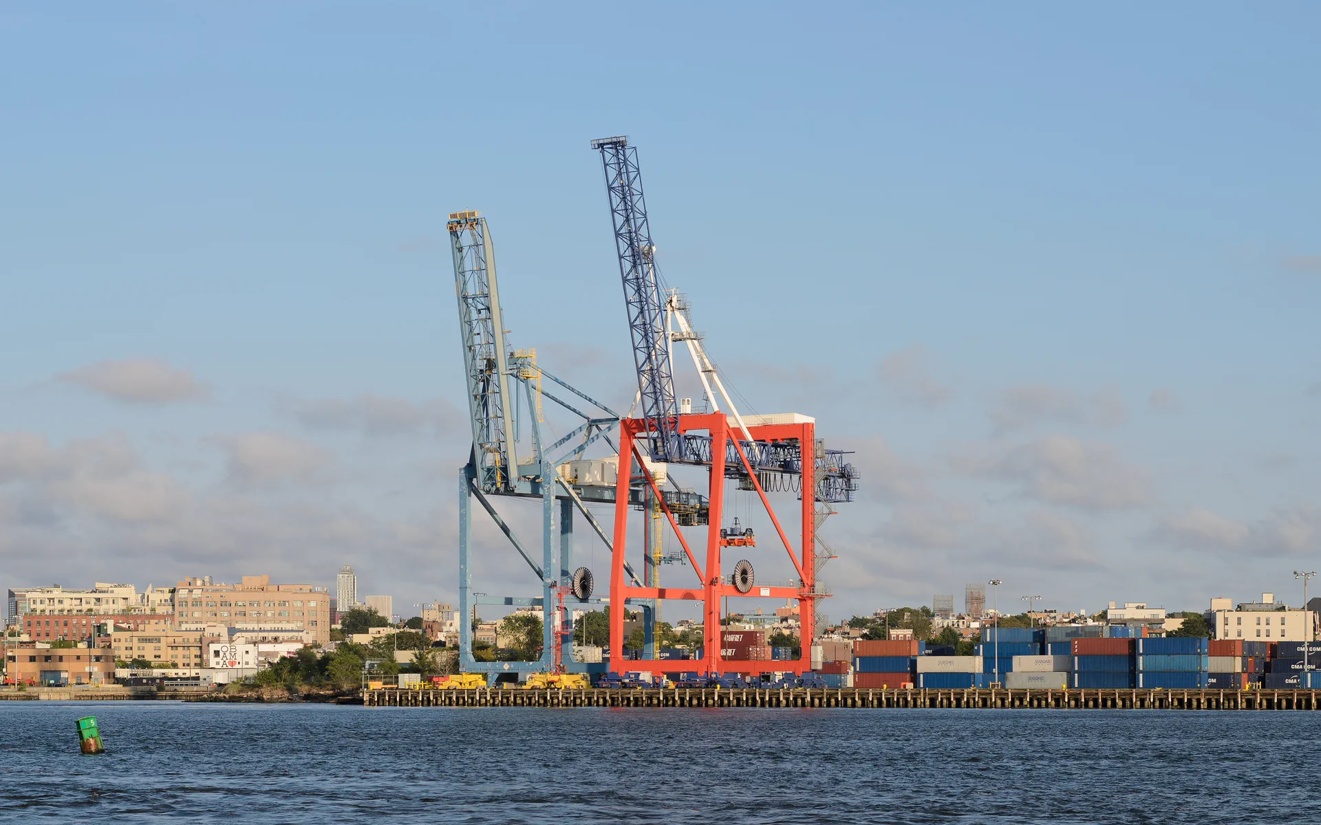 Terminal portuaria con grúas y contenedores para logística internacional