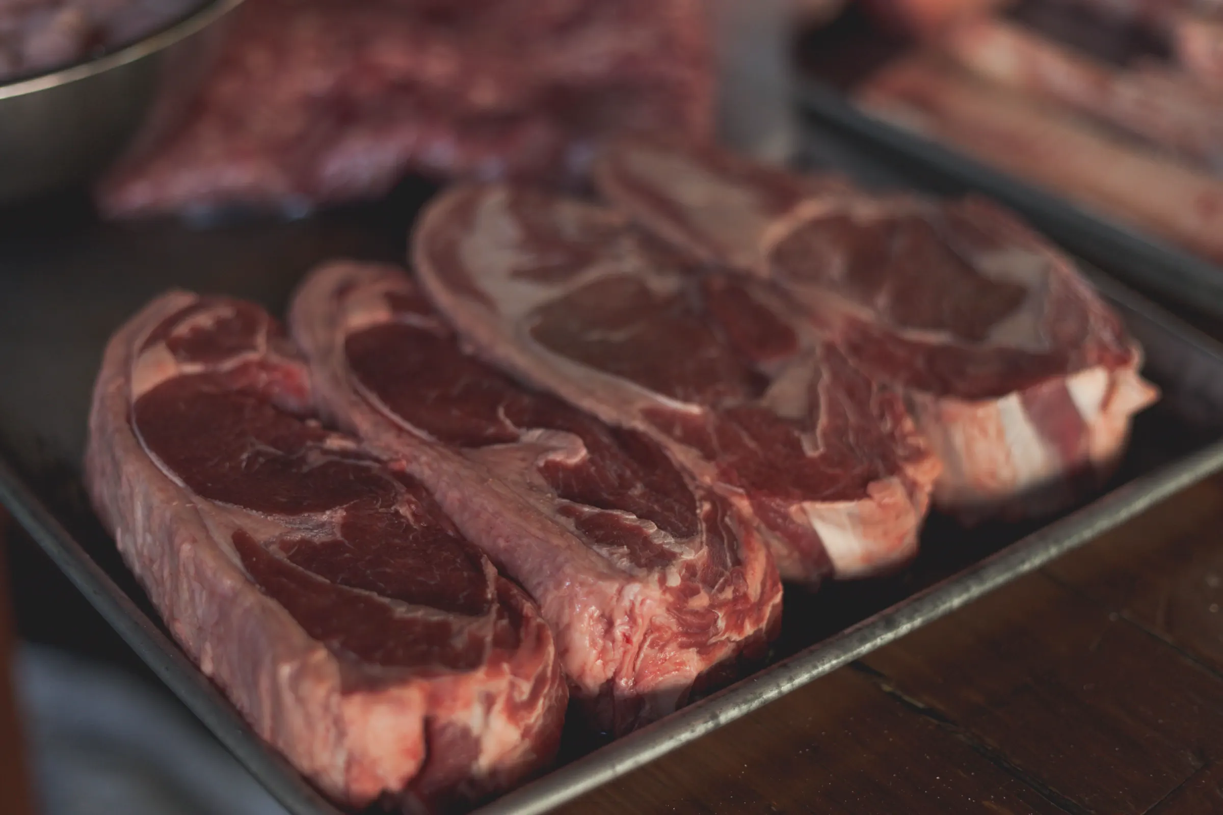 Carne bovina presentada sobre una bandeja